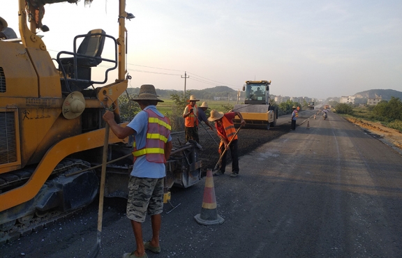 2017年 黃付線(xiàn)惠民工程基層攤鋪施工現(xiàn)場(chǎng)