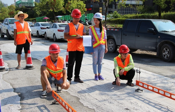 2018年8月，G220試驗(yàn)路段交工驗(yàn)收，測(cè)量彎沉評(píng)估路面的整體強(qiáng)度