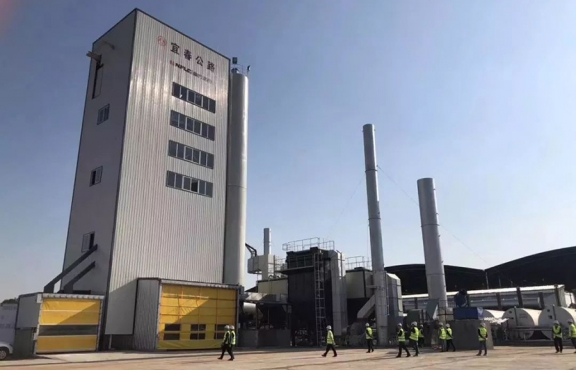 2018年10月12日，來(lái)自全國(guó)各地的筑養(yǎng)路行業(yè)專(zhuān)家、高校科研學(xué)者等150余人，蒞臨豐城綜合養(yǎng)護(hù)中心，現(xiàn)場(chǎng)觀(guān)摩全環(huán)保瀝青攪拌設(shè)備及各類(lèi)環(huán)保裝置。