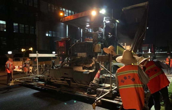 爭(zhēng)分奪秒，挑燈夜戰(zhàn)趕工期