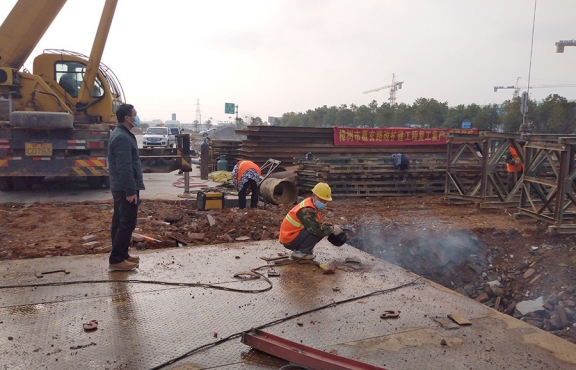 嚴(yán)抓復(fù)工后的疫情防控工作。圖為2020年2月24日樟樹(shù)葛玄路臺(tái)埠中橋便道鋼便橋施工現(xiàn)場(chǎng)